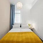 33 L - 8 Rooms, 3 Baths, 190qm Apartment *