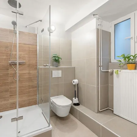 33 L With 8 & 3 Bathrooms * Berlin
