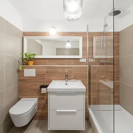 33 L With 8 & 3 Bathrooms * Berlin