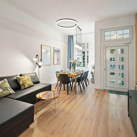 33 L With 8 & 3 Bathrooms Apartment *