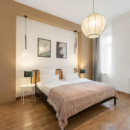 33 L - 8 Rooms, 3 Baths, 190qm * Berlin