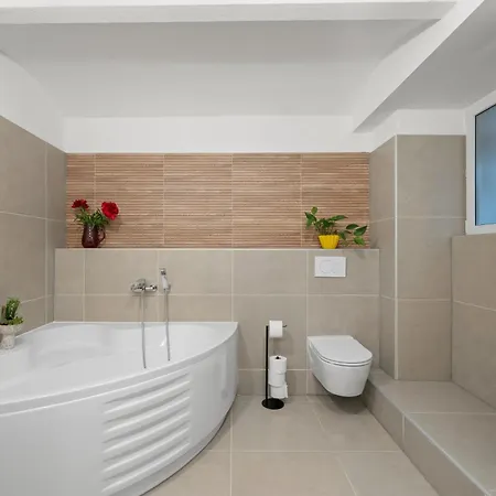 33 L - 8 Rooms, 3 Baths, 190qm Apartment