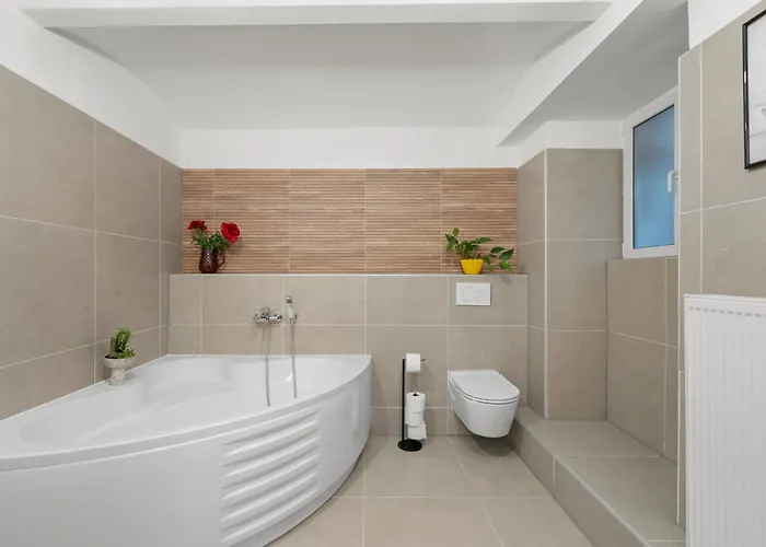 33 L - 8 Rooms, 3 Baths, 190qm Lägenhet